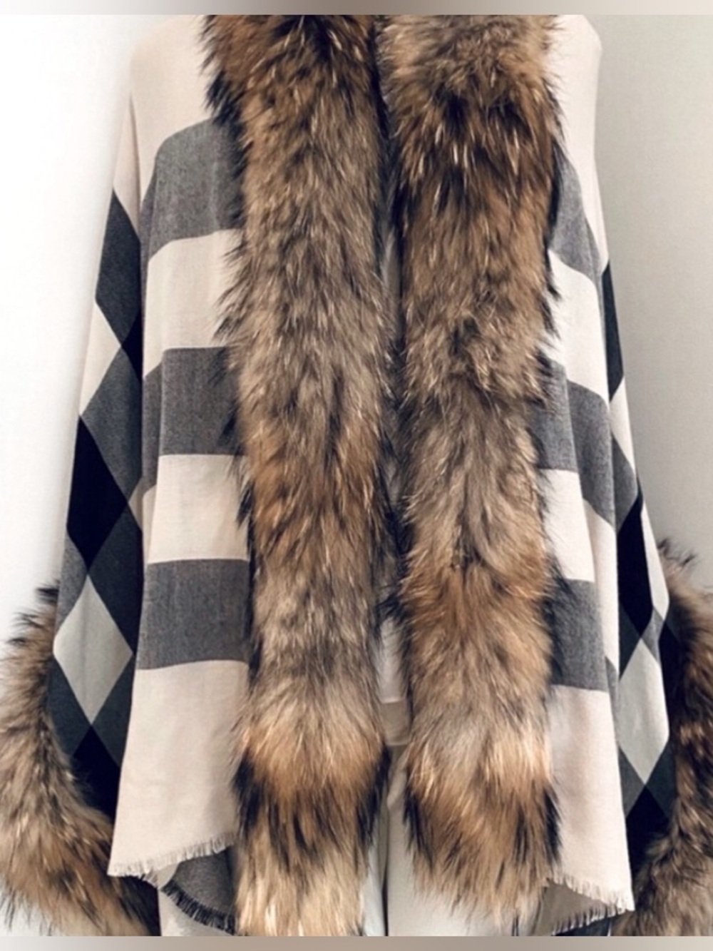 BURBERRY CASHMERE/ WOOL RACCOON FUR STOLE. - Picture 2 of 10